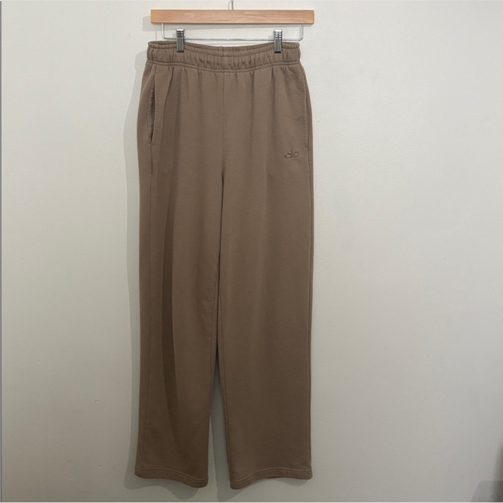 ALO Yoga Accolade Straight Leg Sweatpants in Gravel - Picture 2 of 8